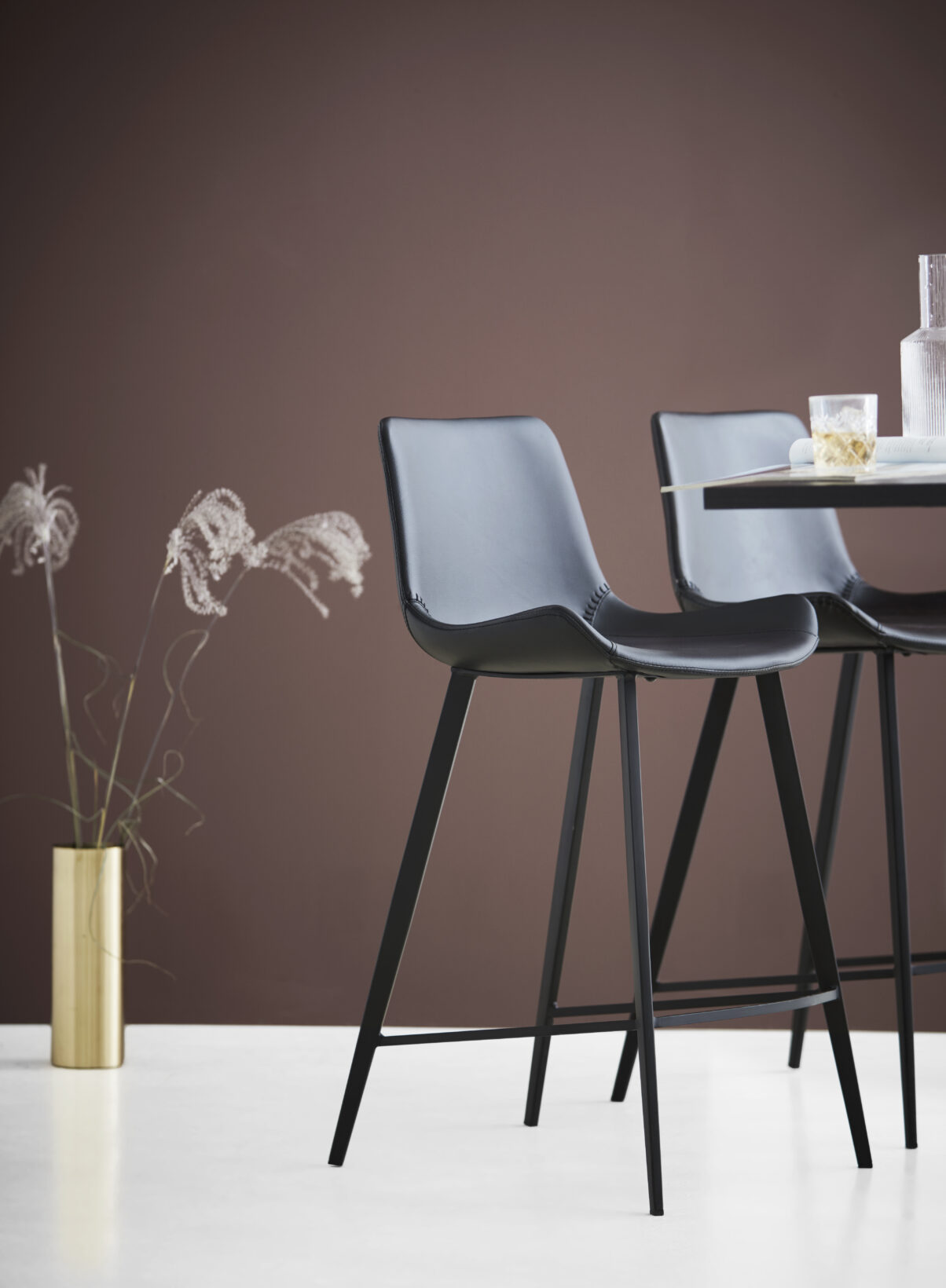 hype-bar-and-counter-stool-vintage-black-art-leather-with-black-legs-200700760-200490700-200800500-mood-lifestyle-01